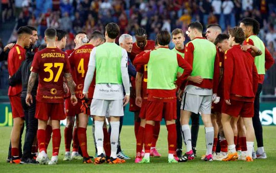 I giocatori della Roma intorno a José Mouriho - Foto ANSA - Ilromanista.it