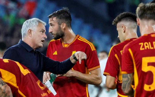 Josè Mourinho con i giocatori della Roma - Foto ANSA - Ilromanista.it