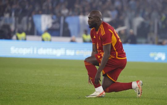 Romelu Lukaku alla fine del suo primo derby con la maglia della Roma - Foto ANSA - Ilromanista.it