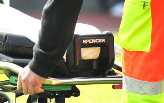 Una barella pronta per i soccorsi in campo - Foto ANSA - Ilromanista.it