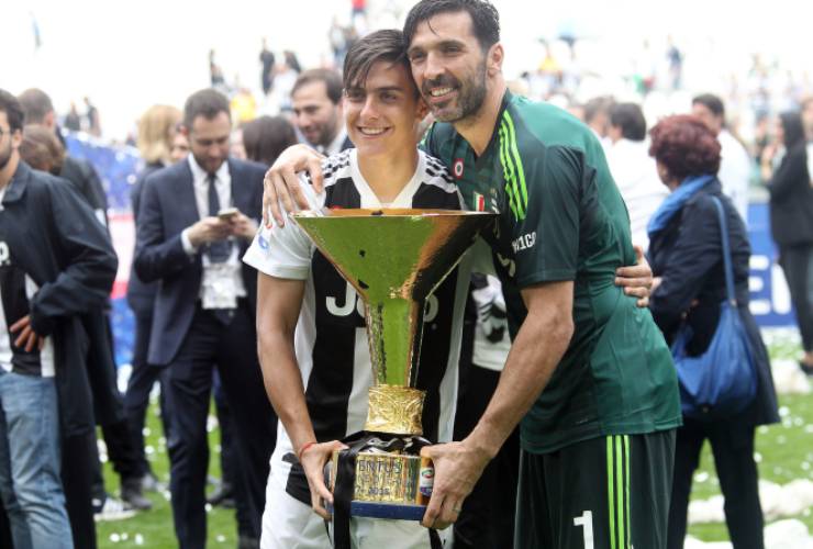 Paulo Dybala e Gigi Buffon esultano insieme ai tempi della Juve - Lapresse - ilromanista.it