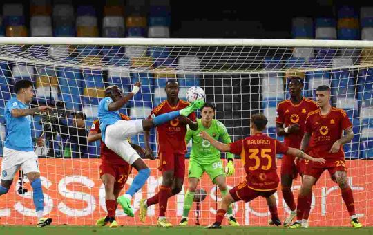 Un momento della gara tra Napoli e Roma - Lapresse - Ilromanista.it