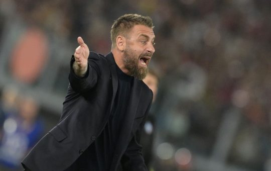 Daniele De Rossi, tecnico della Roma, a bordo campo - Foto Lapresse - Ilromanista.it