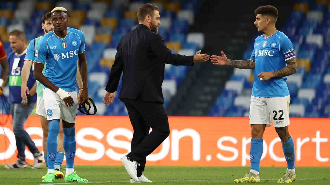 Daniele De Rossi saluta i giocatori del Napoli - Lapresse - Ilromanista.it