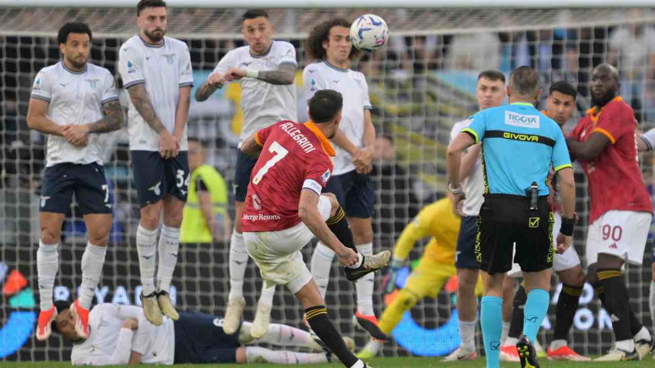 Il calcio di punizione di Pellegrini durante il derby - Lapresse - Ilromanista.it