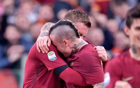 L'abbraccio di De Rossi e Nainggolan - Lapresse - Ilromanista.it