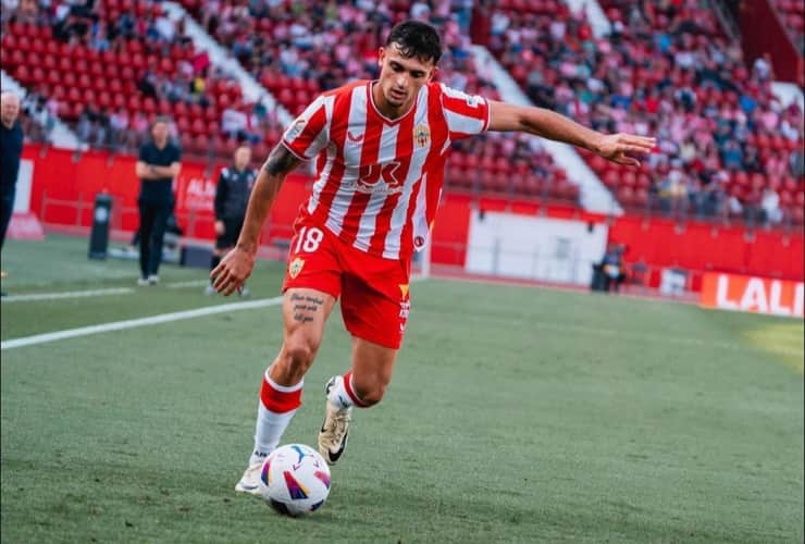 Pubill in campo con la maglia dell'Almeria - Foto dal profilo Instagram del giocatore - Ilromanista.it