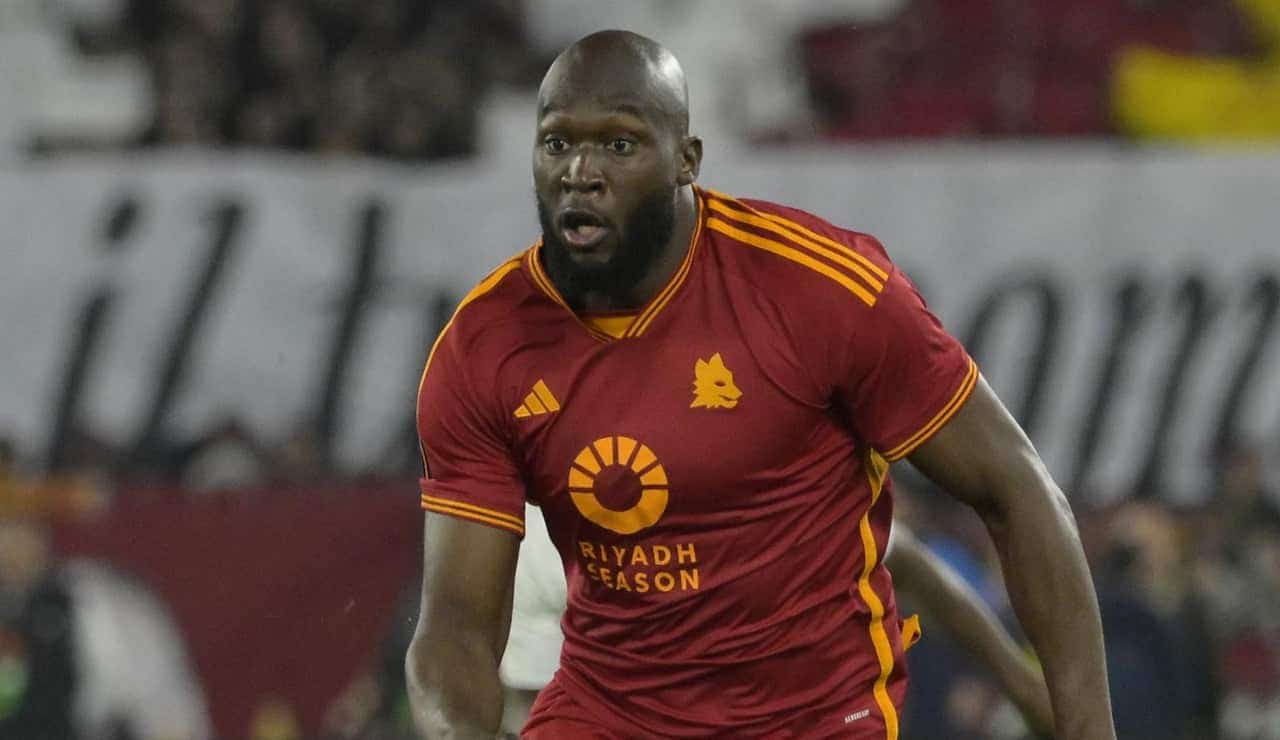 Romelu Lukaku in campo con la maglia della Roma - Foto Lapresse - Ilromanista.it