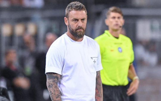 Daniele De Rossi a bordo campo a Cagliari - Foto Lapresse - Ilromanista.it