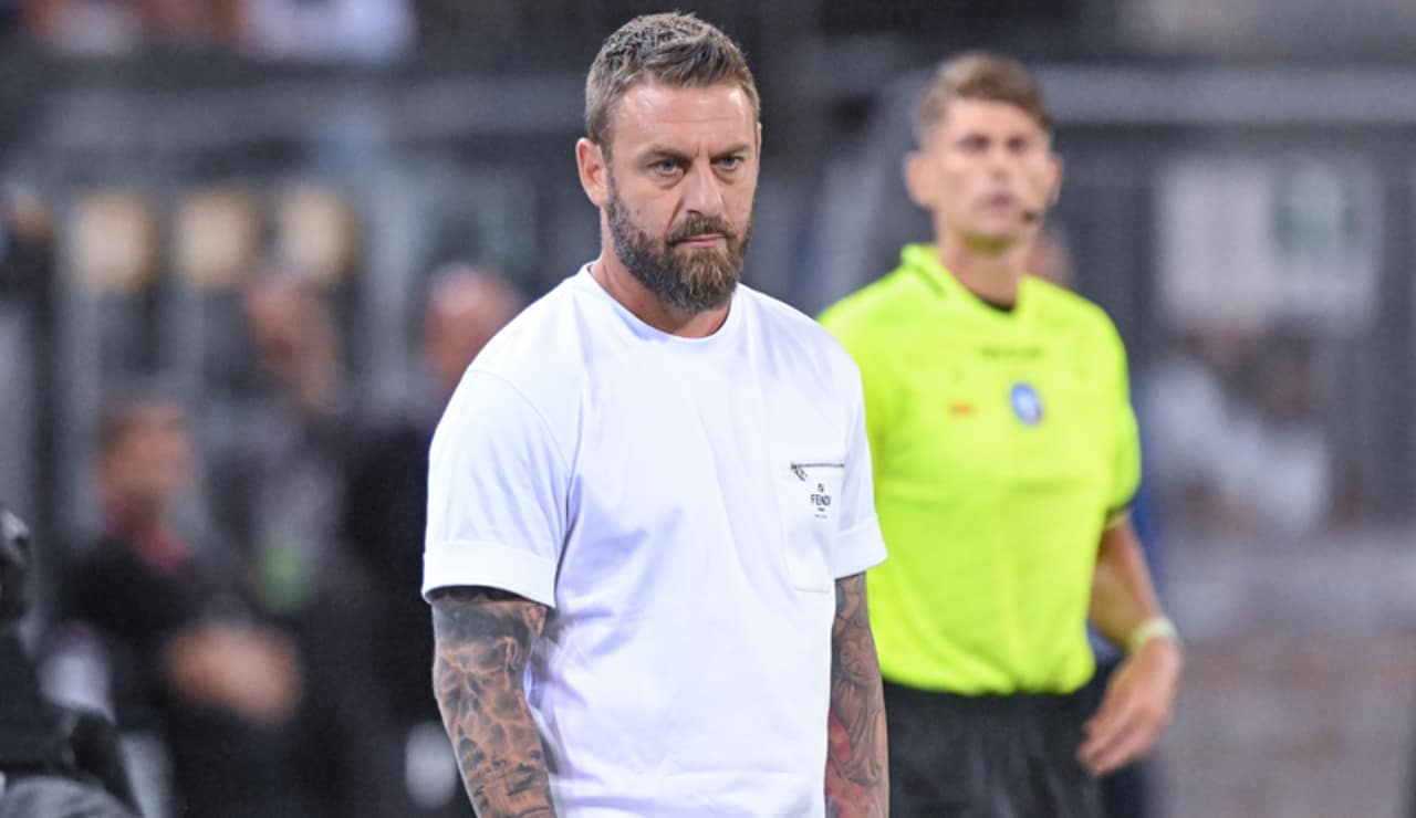 Daniele De Rossi a bordo campo a Cagliari - Foto Lapresse - Ilromanista.it