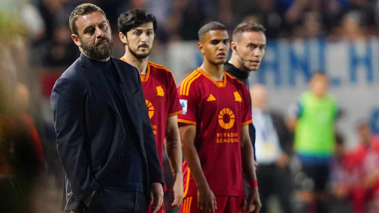 Daniele De Rossi con i giocatori della Roma - fonte Lapresse - ilromanista.it