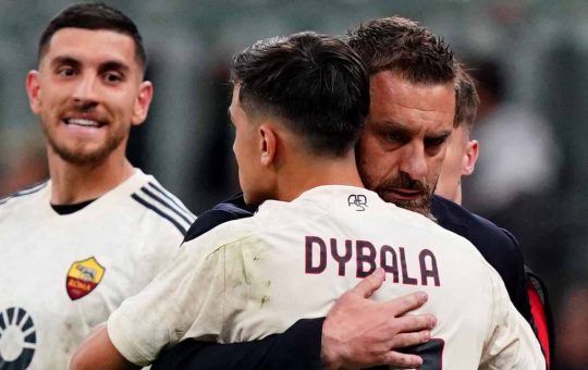 De Rossi abbraccia Dybala sotto gli occhi di Pellegrini - Lapresse - Ilromanista.it