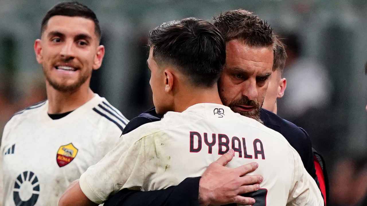 De Rossi abbraccia Dybala sotto gli occhi di Pellegrini - Lapresse - Ilromanista.it