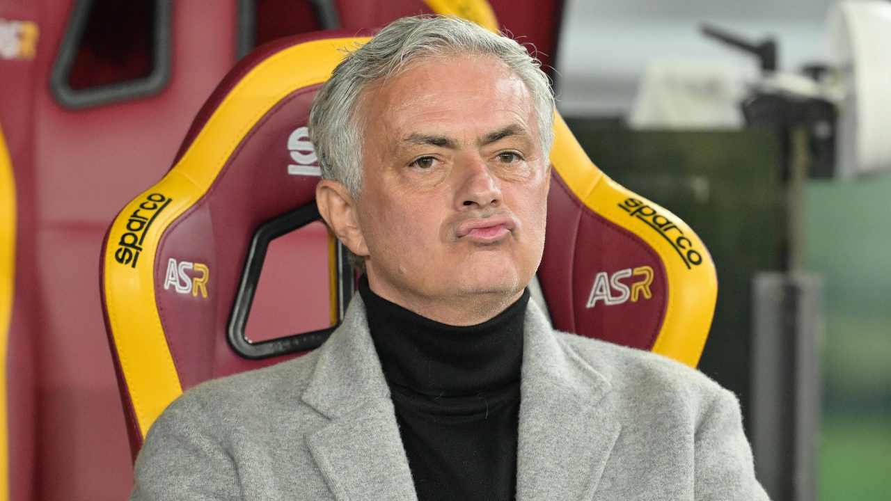 José Mourinho in panchina con la Roma - fonte Lapresse - ilromanista.it