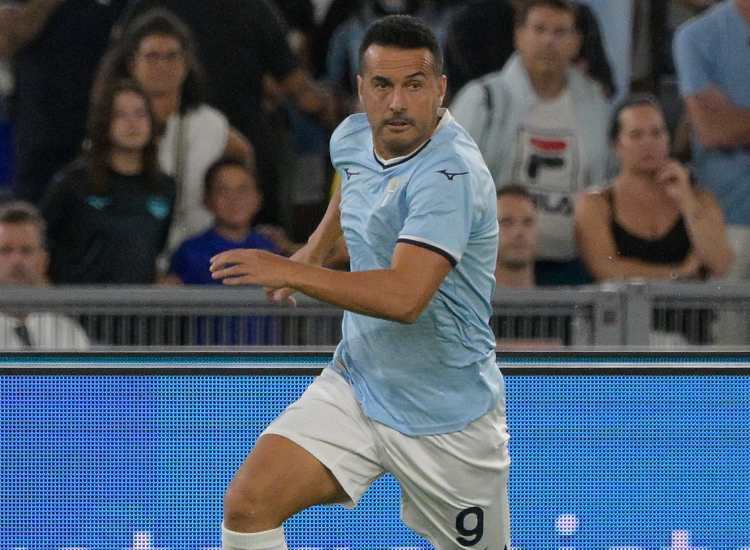 Pedro con la maglia della Lazio - fonte Lapresse - ilromanista.it