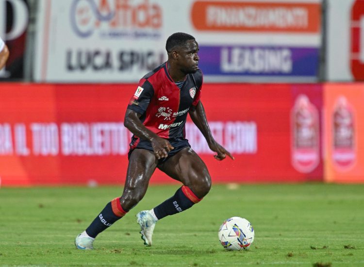 Zito Luvumbo con la maglia del Cagliari - fonte Lapresse - ilromanista.it