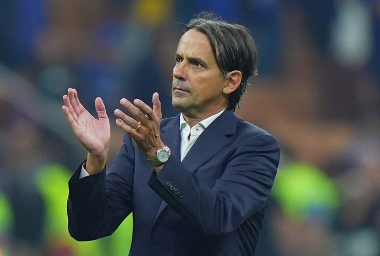 Inzaghi saluta i tifosi al termine del derby - Foto Lapresse - Ilromanista.it