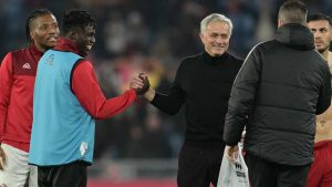 José Mourinho se la ride - Lapresse - Ilromanista.it