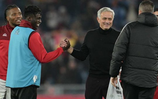 José Mourinho se la ride - Lapresse - Ilromanista.it