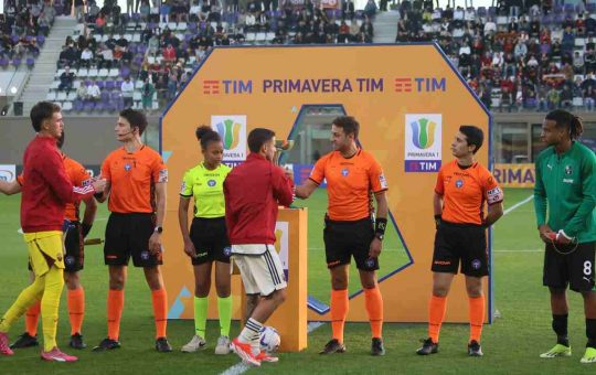 I giocatori della Roma Primavera prima del calcio d'inizio - Lapresse - Ilromanista.it