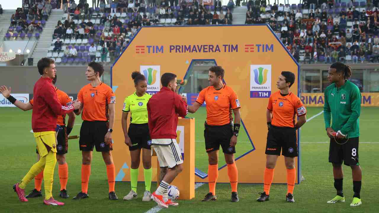 I giocatori della Roma Primavera prima del calcio d'inizio - Lapresse - Ilromanista.it