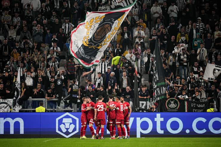 Lo Stoccarda festeggia la rete della vittoria a Torino - Foto Lapresse - Ilromanista