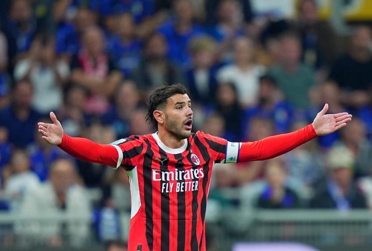 Theo Hernandez protesta con l'arbitro - Foto Lapresse - Ilromanista.it