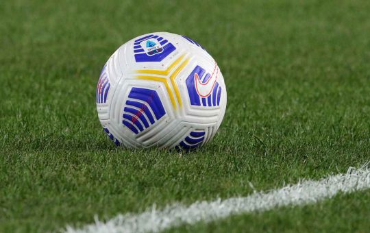 Un pallone in campo - Lapresse - Ilromanista.it