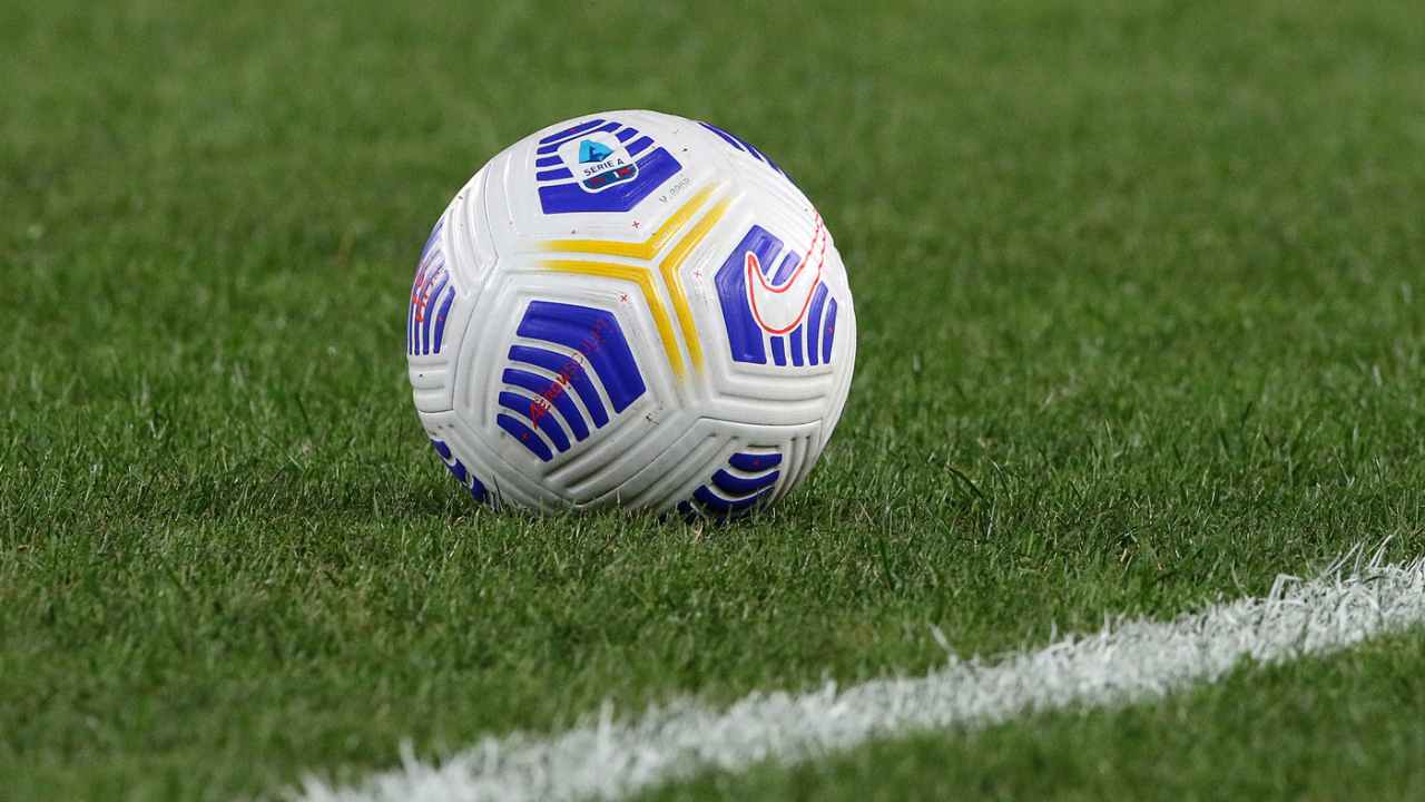 Un pallone in campo - Lapresse - Ilromanista.it