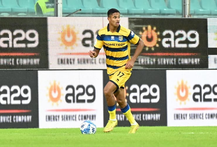 Jayden Oosterwolde in campo con la maglia del Parma - Foto Lapresse - Ilromanista.it