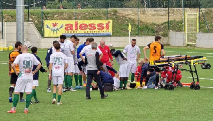 Scontro di gioco tra portiere e difensore