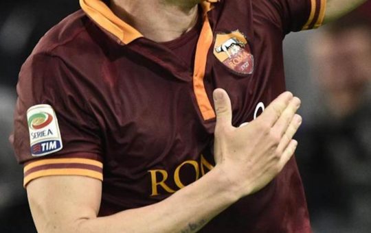 Mano sul petto per il calciatore della Roma - Lapresse - Ilromanista.it