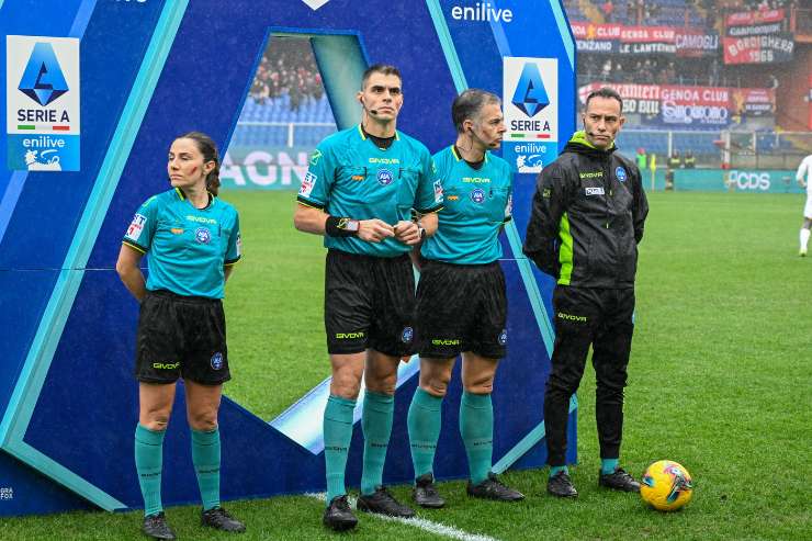 Un arbitro di Serie A con i suoi assistenti - Lapresse - Ilromanista.it