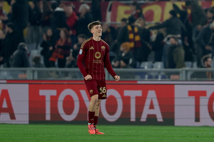 Alexis Saelemaekers in campo con la maglia della Roma - Foto Lapresse - Ilromanista.it