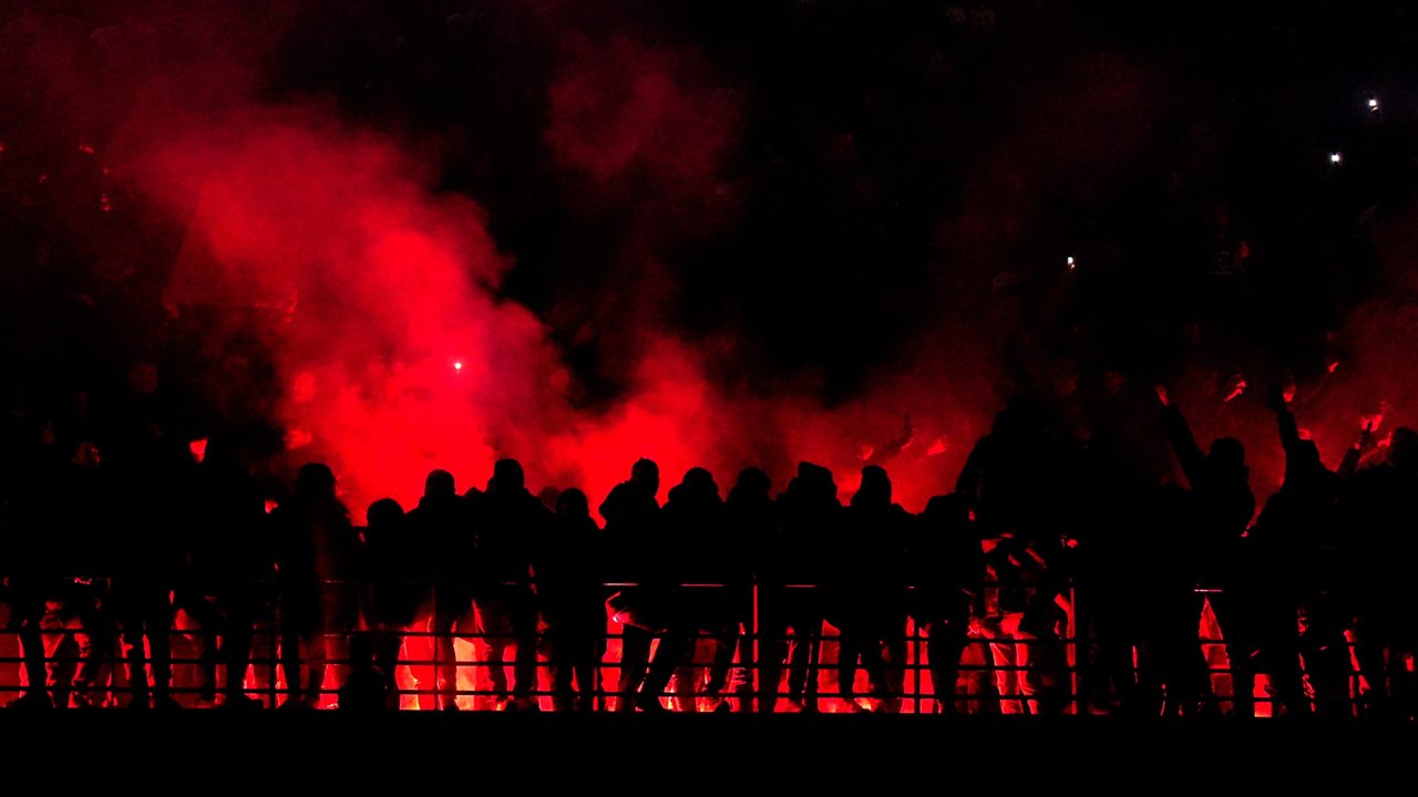 I tifosi rossoneri protestano in curva - Foto Lapresse - Ilromanista.it