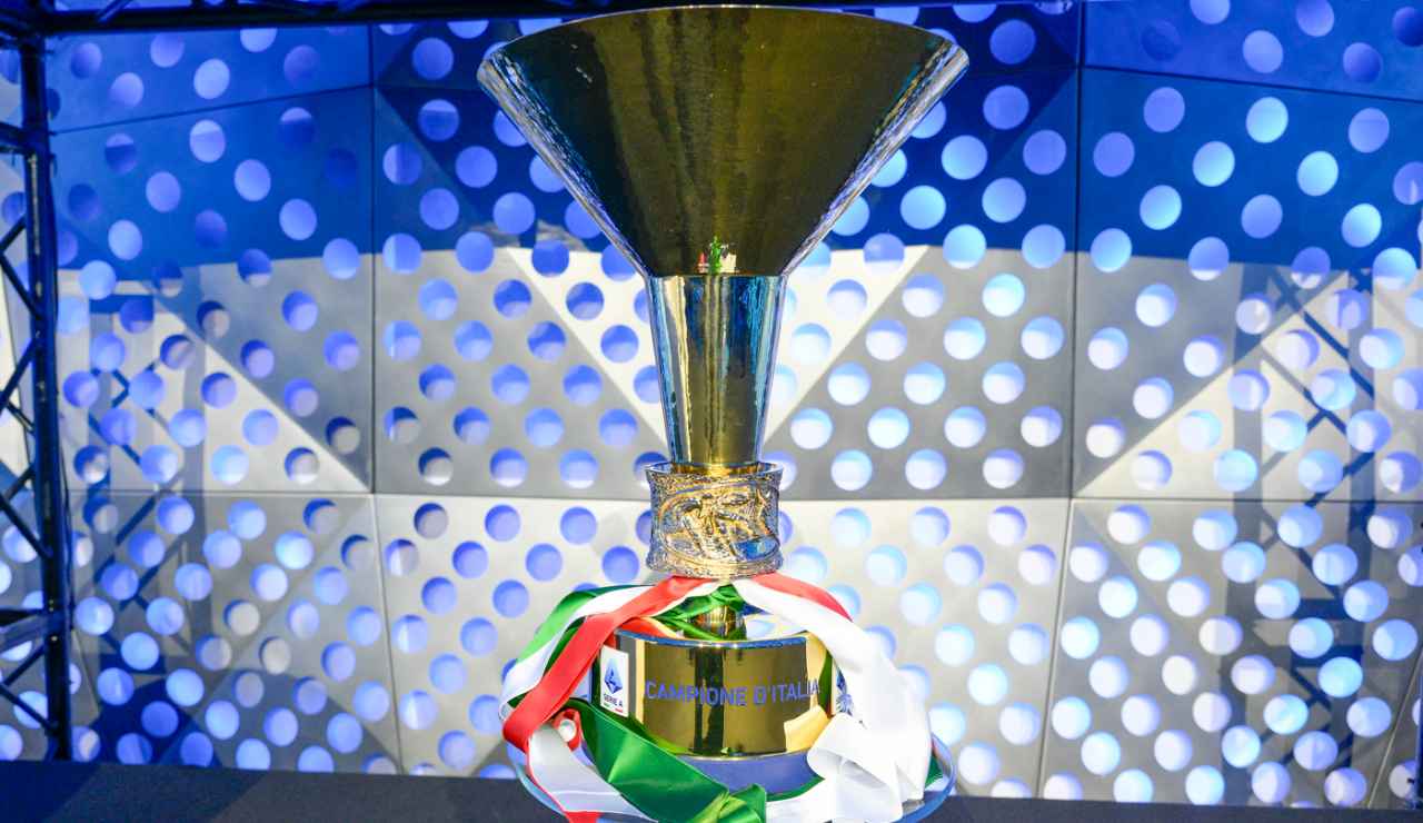 Il trofeo del campionato di Serie A - Lapresse - Ilromanista.it