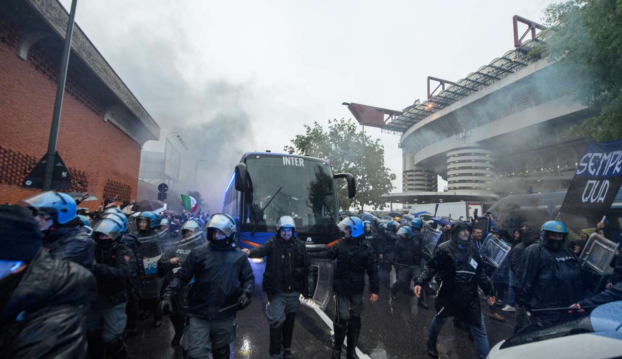 Polizia davanti allo stadio San Siro - Lapresse - Ilromanista.it