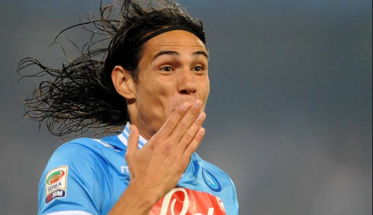 Edinson Cavani con la maglia del Napoli - Facebook - Ilromanista.it