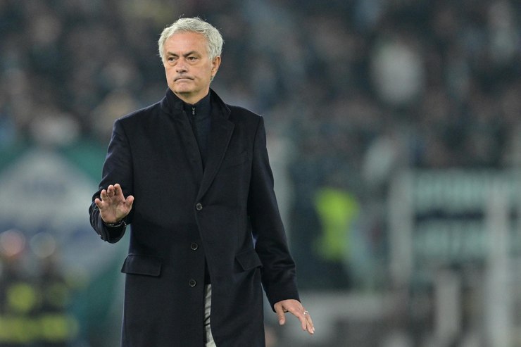 José Mourinho a bordo campo - Foto Lapresse - Ilromanista.it