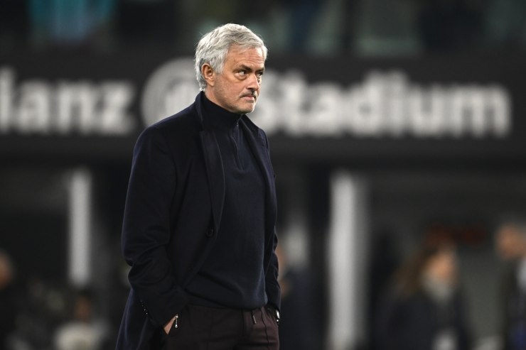 José Mourinho a bordo campo da allenatore della Roma - Foto Lapresse - Ilromanista.it