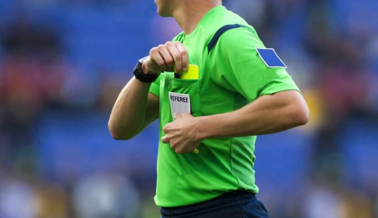 La decisione dell'arbitro - Facebook - Ilromanista.it